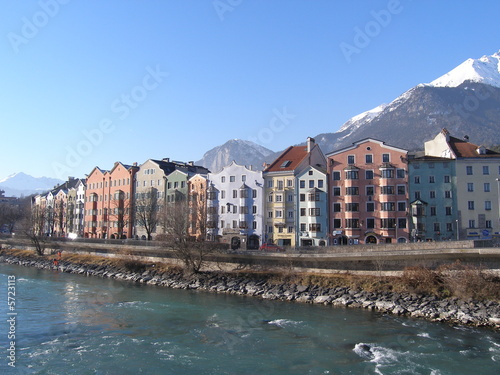 häuser am ufer des inns in innsbruck tirol österreich