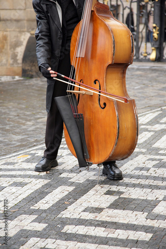 The man the musician plays on a contrabass in the street © Offscreen