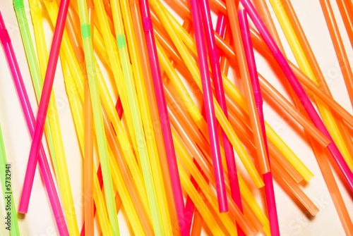 Colorful random straws