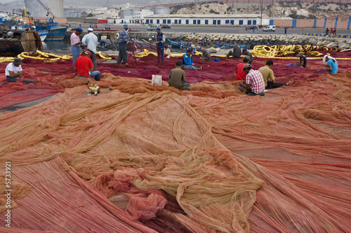 Maroc, Agadir, port de pêche : réparation des filets photo