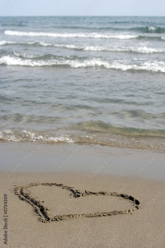 Amour de vacances : coeur dessiné sur la plage Amour de vacances : coeur dessiné sur la plage
