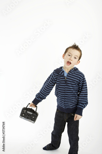 junge mit fernsteuerung photo