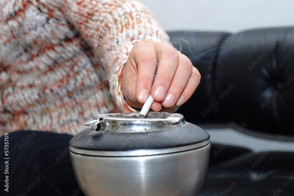 raucher mit zigarette und aschenbecher raucher mit zigarette und aschenbecher