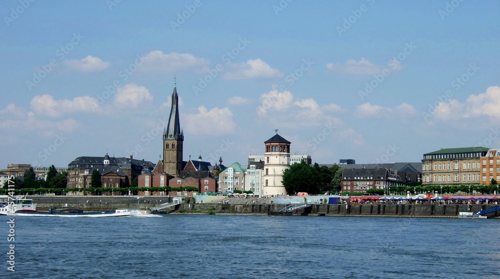 Düsseldorf am Rhein mit Lambertuskirche u. Schlossturm