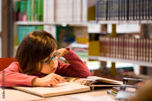 Petite fille à la bibliothèque photo