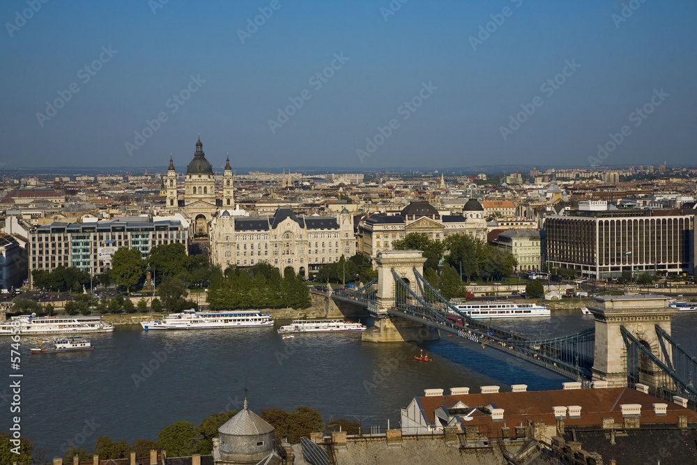 Budapest : pont des chaînes, danube,gresham palace