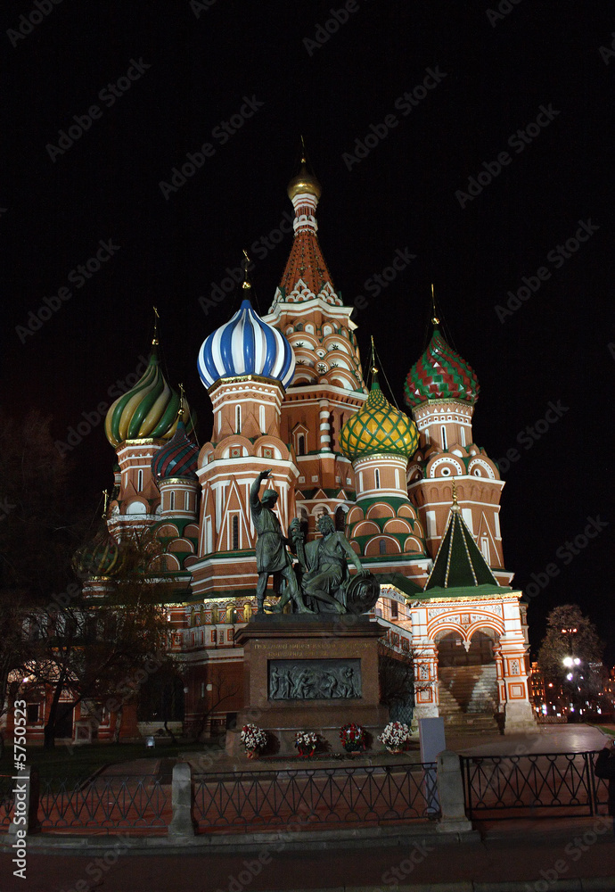 Vasiliy Blazhenniy church on red square in Moscow, night