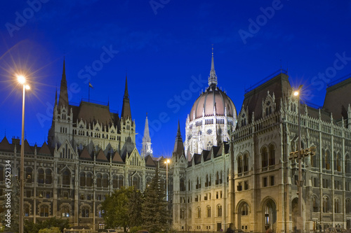 parlement au crépuscule, budapest