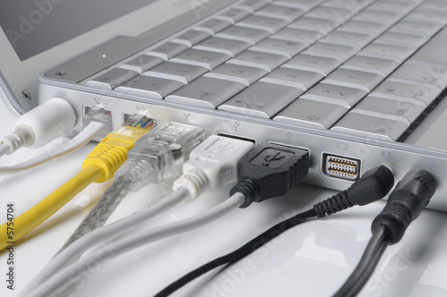 verkabelter Laptop