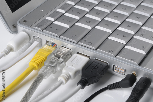verkabelter Laptop