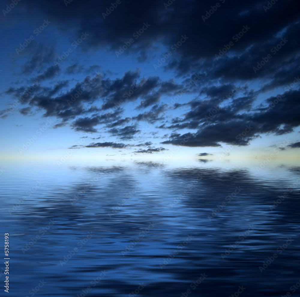 Obraz premium Dark dramatic clouds over water