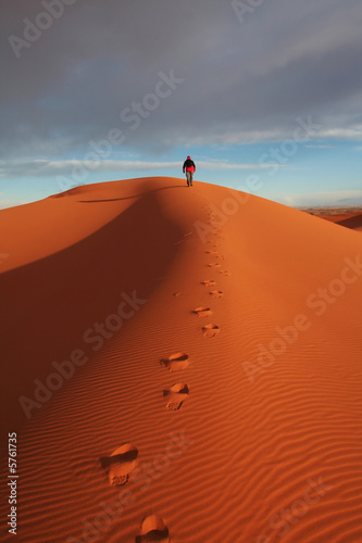 Man observer sand desert