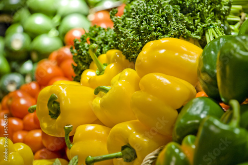 étalage légumes poivrons jaunes photo