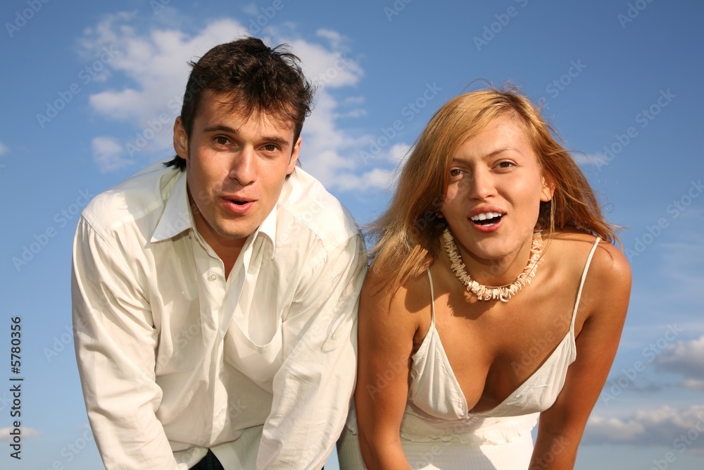 Fototapeta premium astonish couple on skies background