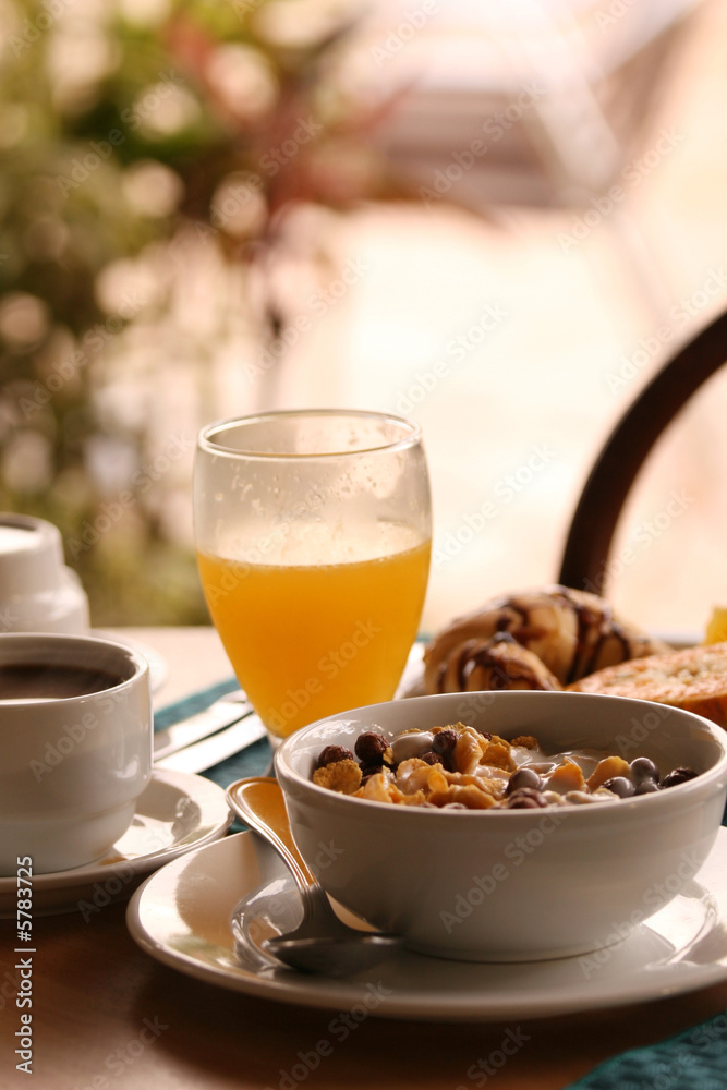 Früstück mit Saft, Müsli, Croissant und eine Tasse Kaffee Früstück mit Saft, Müsli, Croissant und eine Tasse Kaffee