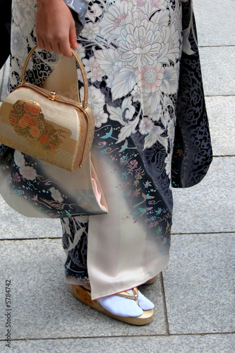 Japonaise en kimono bleu