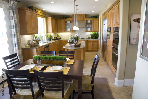 Spacious kitchen with table and island. © Rodenberg