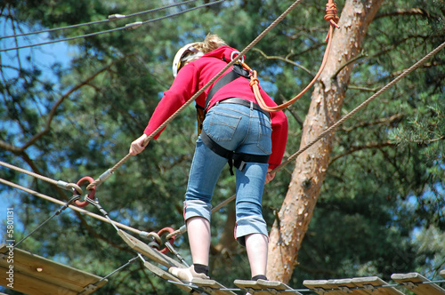 Mädchen im kletterwald