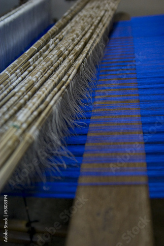 Tissage complique d'une soie bleue chatoyante