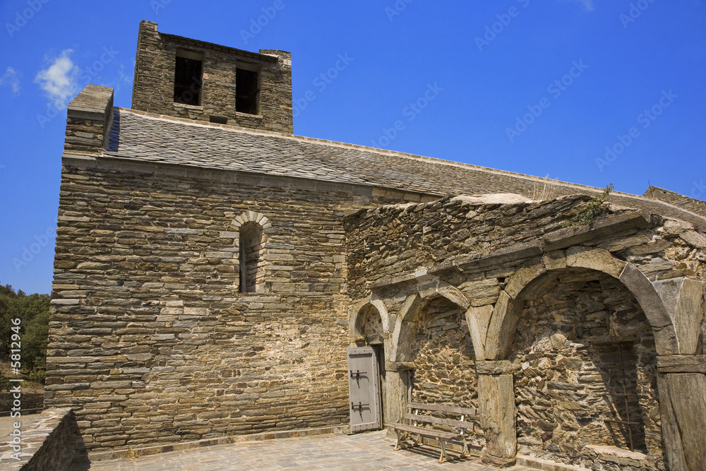 roussillon : prieuré de serraboné, extérieur