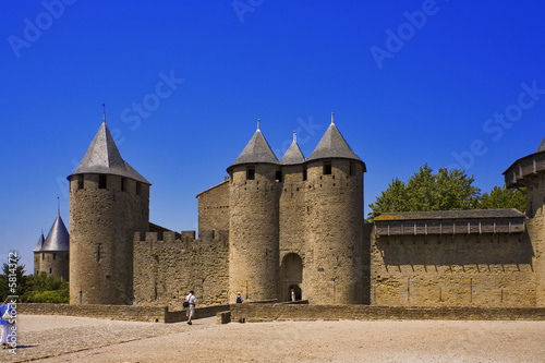 roussillon : carcassonne, remparts , chateau comtal