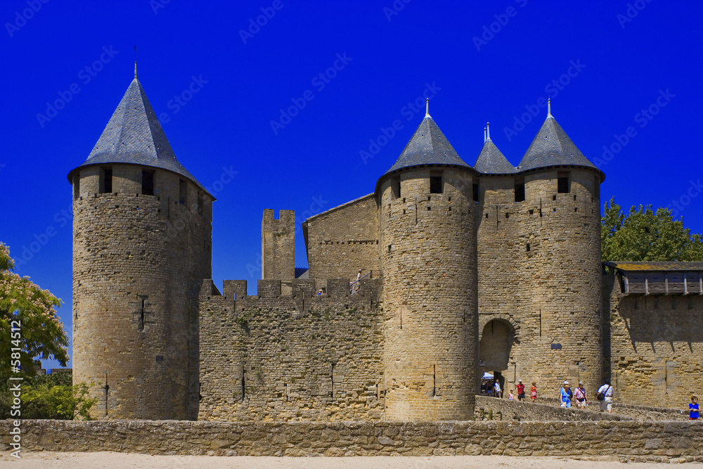 roussilllon : carcassonne, remparts, chateau comtal