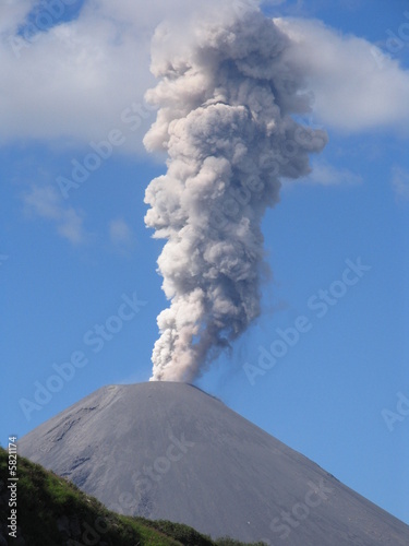 volcán karinsky en erupción