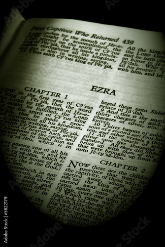Fotografía the book of ezra old testament finished in sepia