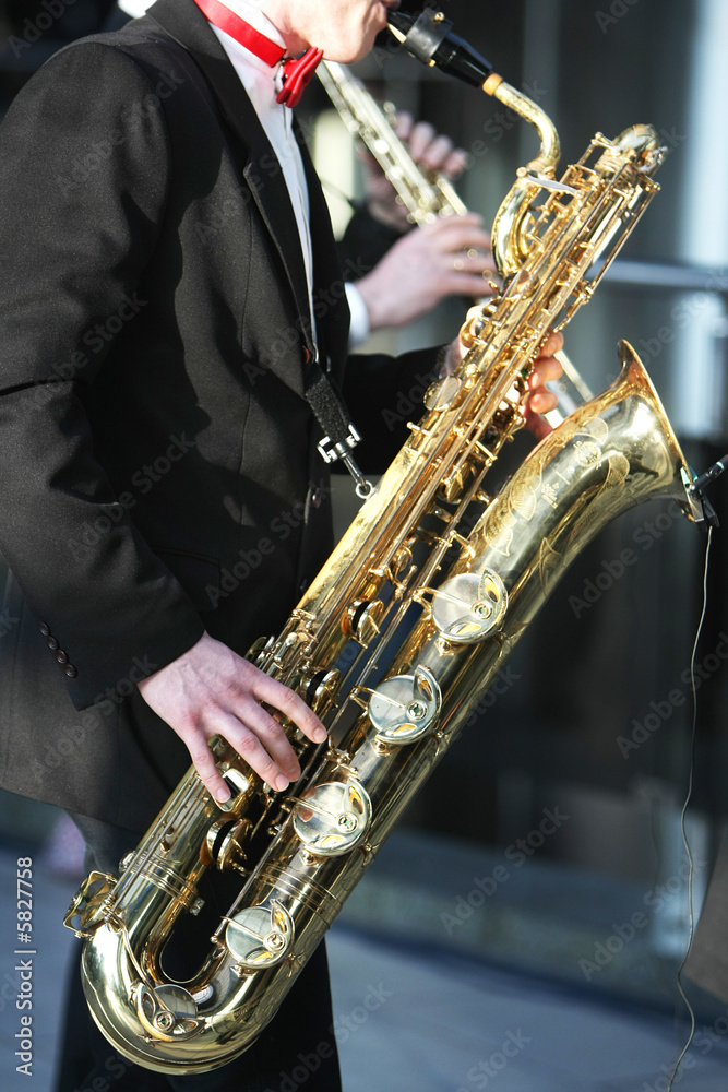 Obraz premium A man playing a saxophone