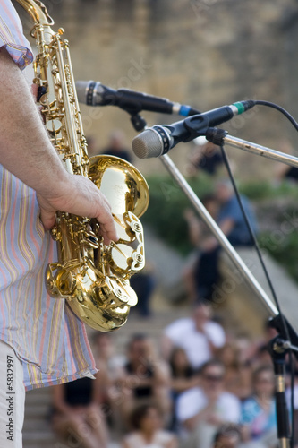 Saxophoninste de jazz sur scène