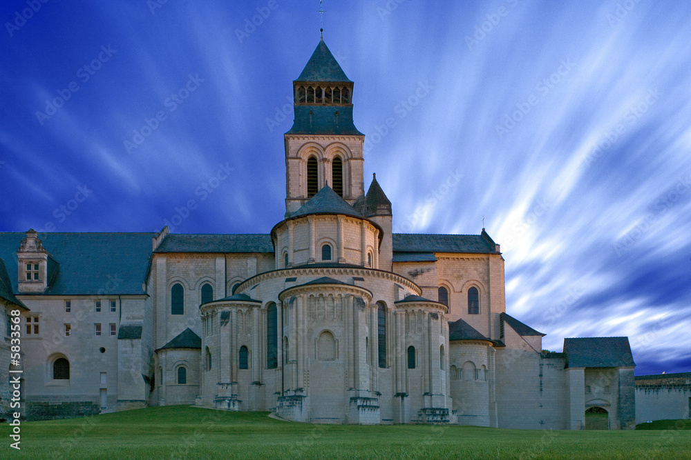 abbaye de fontevraud, touraine, france, au crépuscule