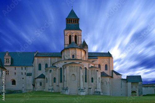 abbaye de fontevraud, touraine, france, au crépuscule photo