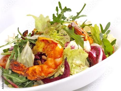 schüssel gemischte salat mit garnelen auf weißem hintergrund photo