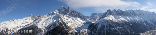 Chamonix et massif du Mont Blanc vus de la Fl  g  re en hiver