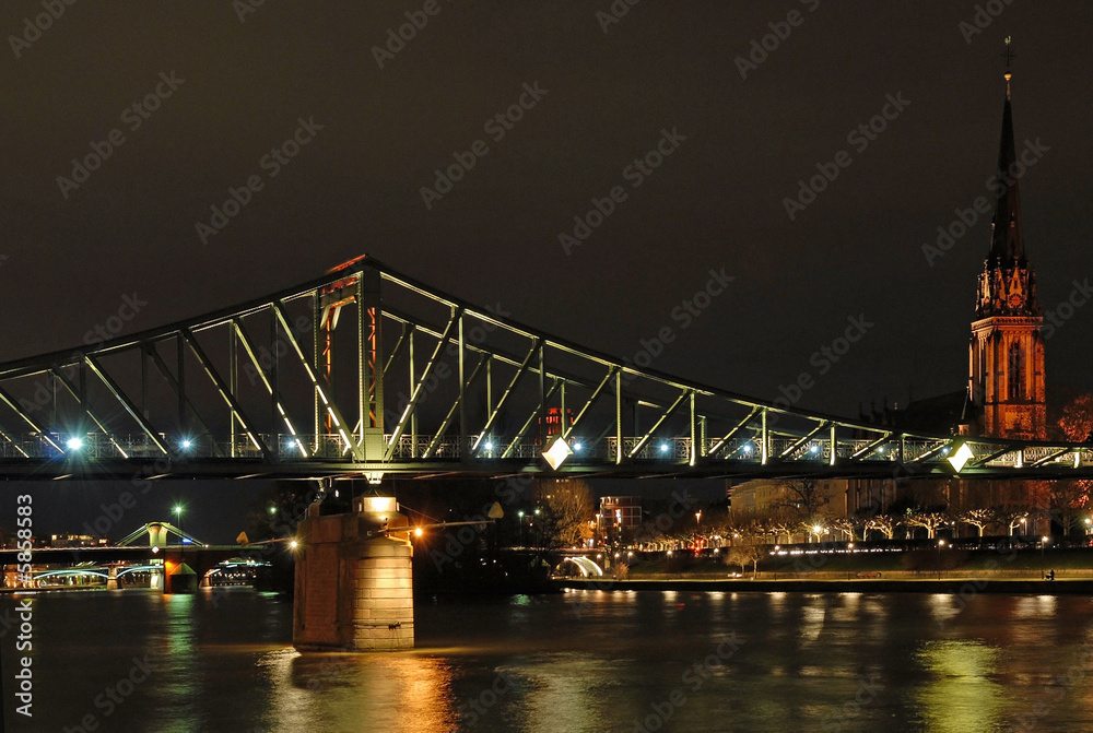 Eiserner Steg in Frankfurt bei Nacht