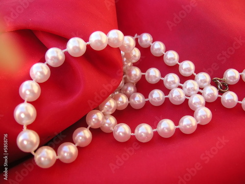 pearl necklace photo