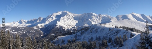 panorama massif du mont blanc et mont joly en hiver