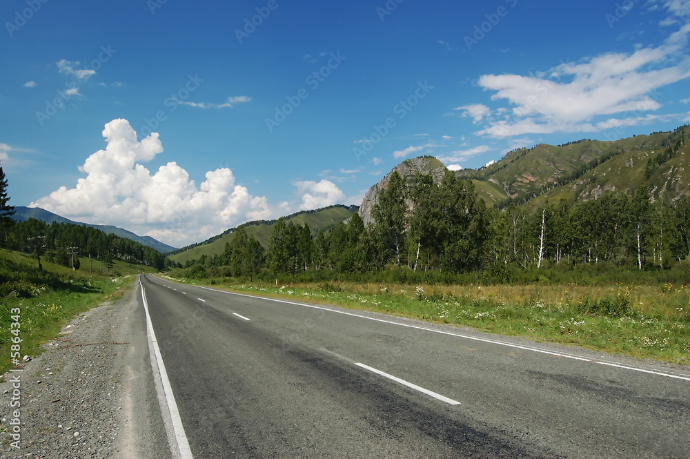 Naklejka premium empty mountain road