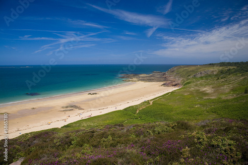 Bretagne, 22, cap d'Erquy : lande et plage du lourtuais