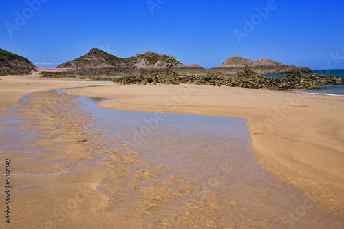 Bretagne , cap d'Erquy : plage et rochers