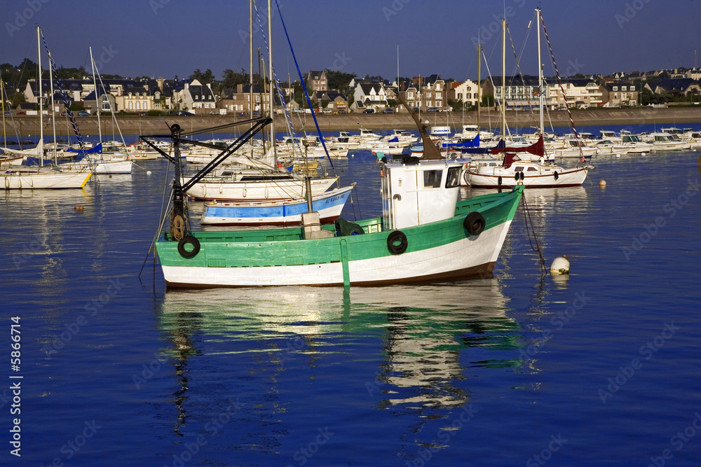 Bretagne : port d'Erquy : bateau de pêche