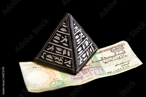 Pyramide on egyptian banknote