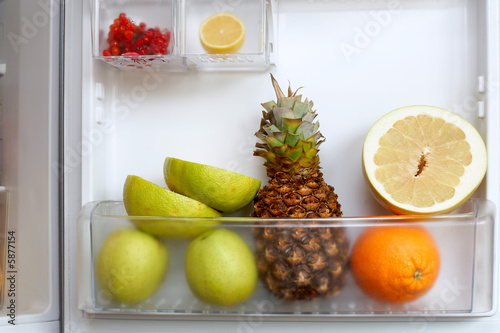 Fotografía An image of various fruits in a refrigerator