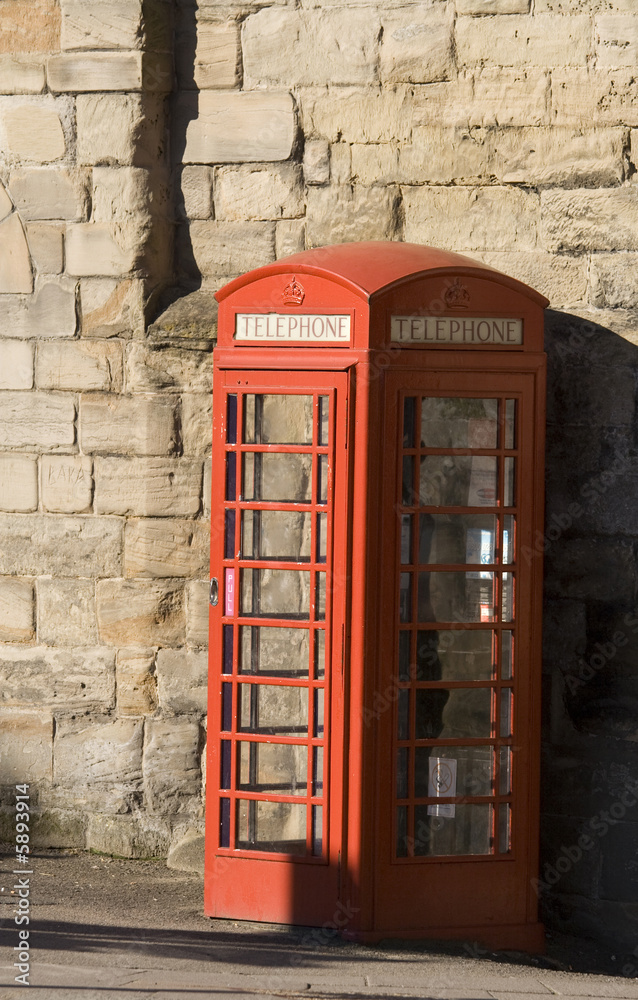 Obraz premium Traditional red telephone box in London