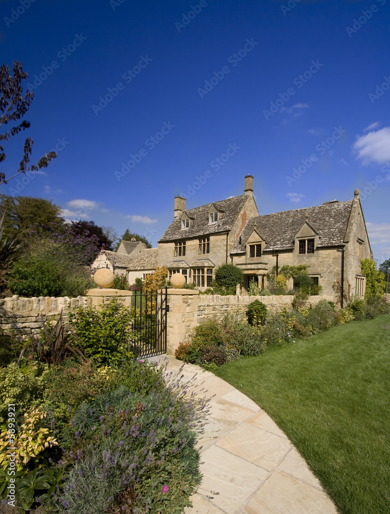 Fototapeta premium Tradycyjny angielski dom wiejski