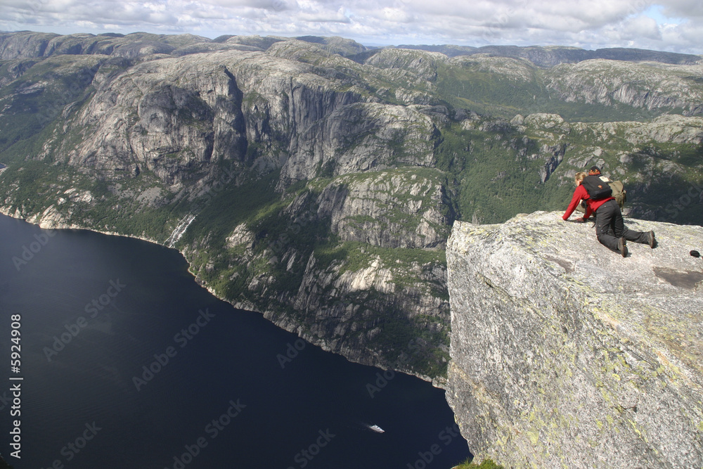 Zwei Wanderer schauen auf den Lyse Fjord hinab - Norwegen