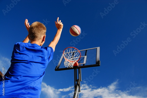 Fototapeta Boy playing basketball