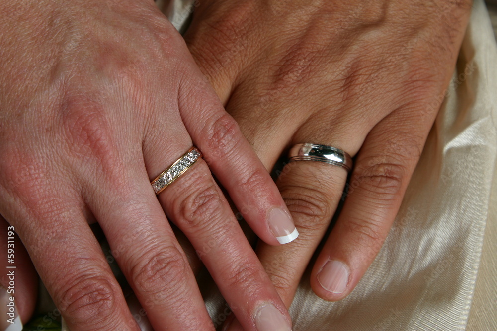 main avec alliance de mariage Stock Photo | Adobe Stock