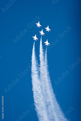  jets flying in formation