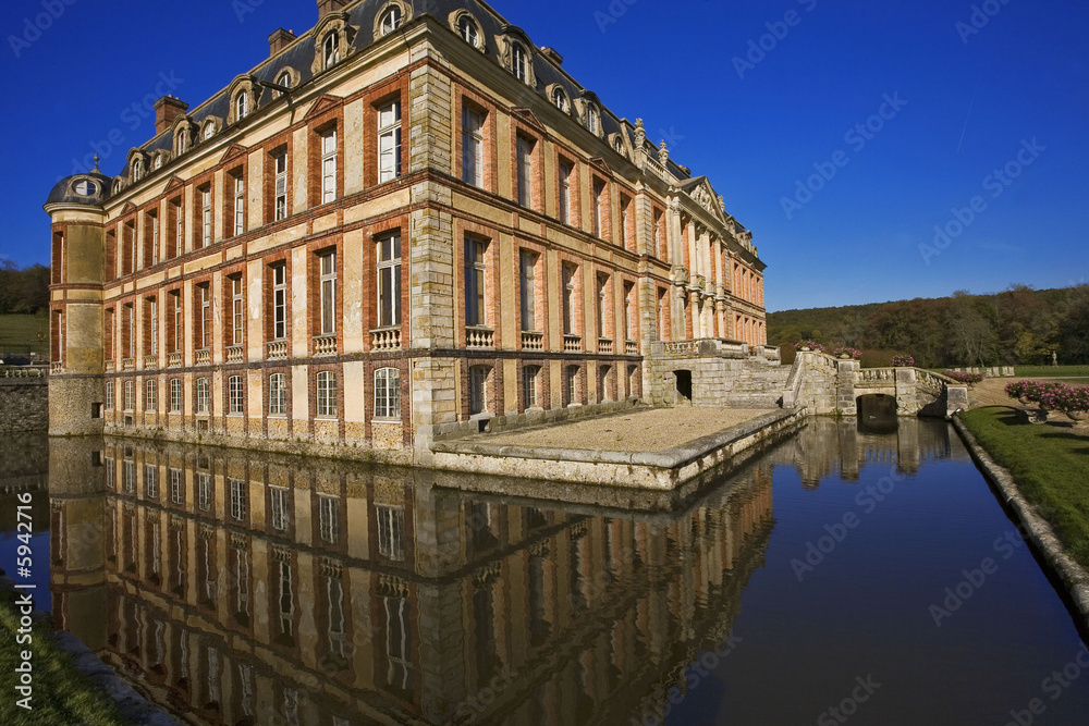 France,île de France : château de Dampierre et pot de fleurs France,île de France : château de Dampierre et pot de fleurs